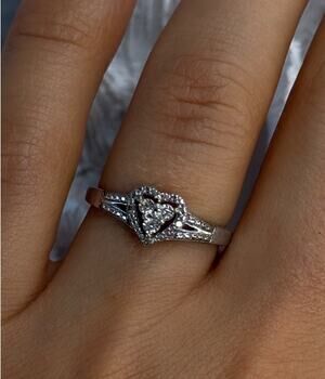 925 Sterling Silver Heart Diamonds Ring Size 7